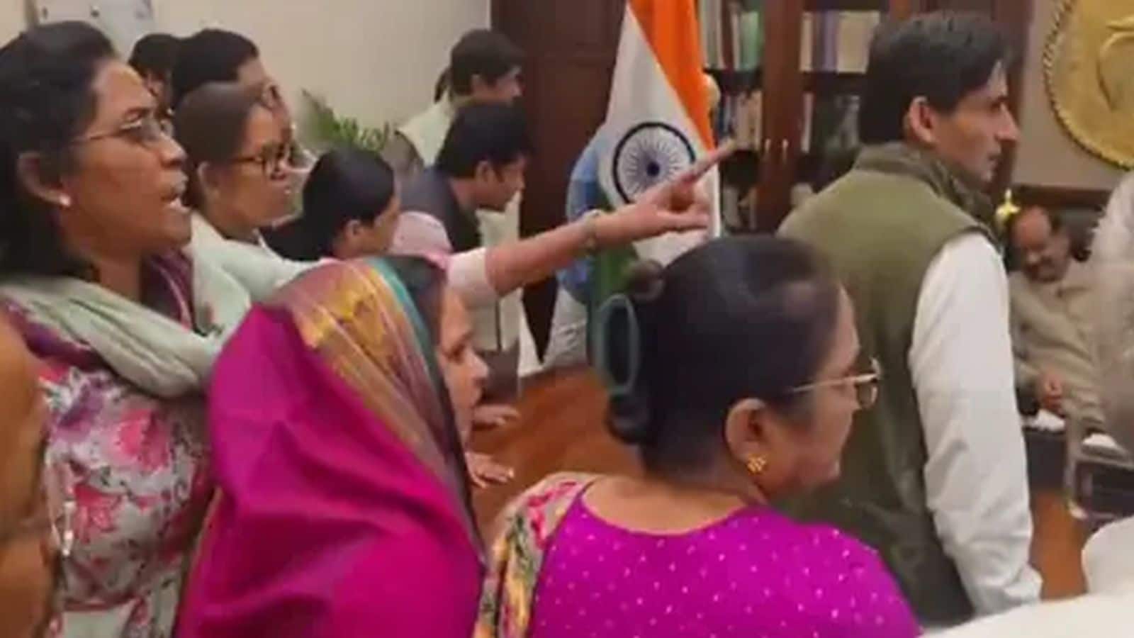 'कांग्रेस सांसद स्पीकर ओम बिरला के चैंबर में जबरन घुसे और उन्हें गालियां दीं', किरेन रिजिजू ने शेयर किया वीडियो