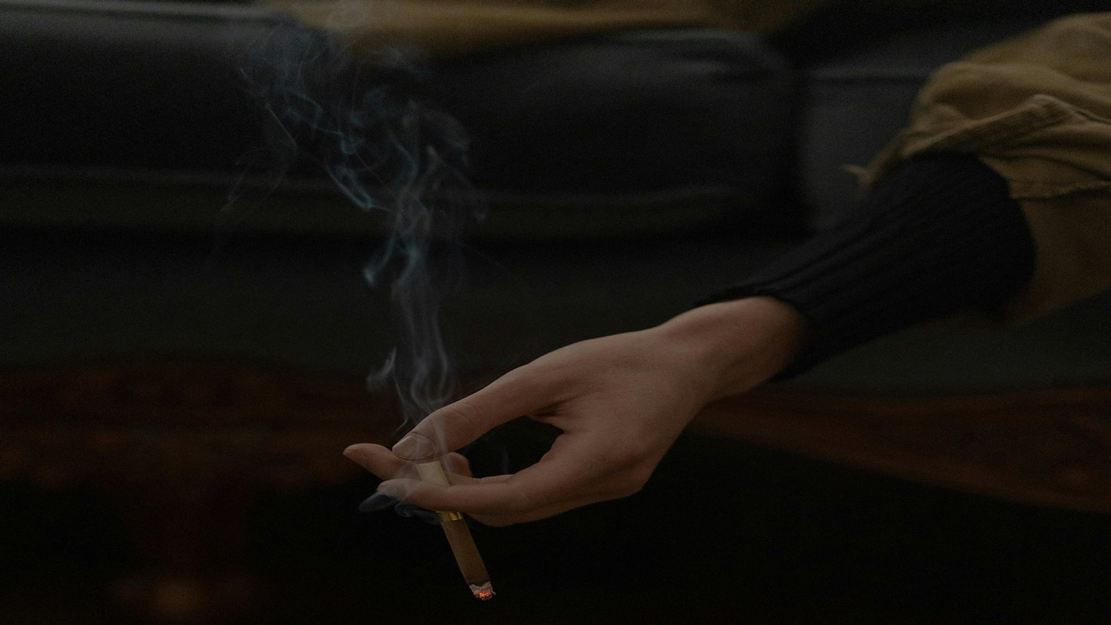 Cigarette Stocks: Budget के दिन से लागू यह नियम पड़ा भारी, ITC और Godfrey Phillips के शेयर धड़ाम