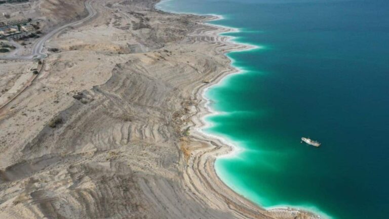 Dead Sea: इस झील में कोई भी जीव क्यों नहीं बच पाता? जानें हैरान कर देने वाला कारण!