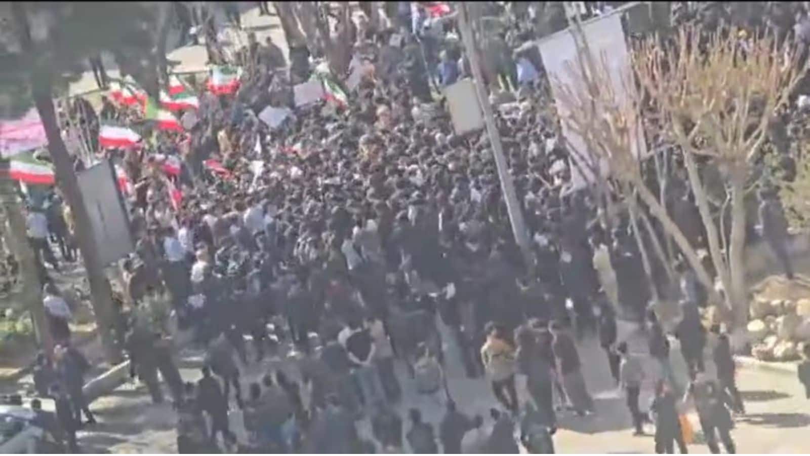 Iran News: ईरान में 'खामेनेई की मौत' के नारों से गूंजी यूनिवर्सिटी, सुरक्षा बलों के साथ छात्रों की हिंसक झड़प; फिर भड़की विरोध की चिंगारी