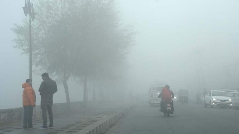 Delhi AQI: उत्तर भारत में ठंडी हवाओं का वापसी, दिन गर्म और राते रहेंगी ठंडी, देखें आज का AQI
