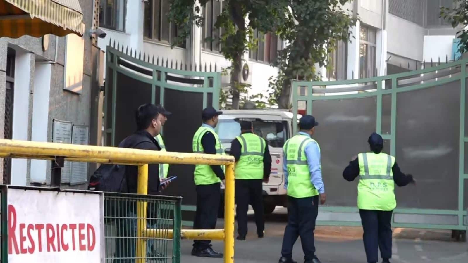 Delhi school bomb threat: दिल्ली के तीन स्कूलों को मिली बम से उड़ाने की धमकी, साइबर टीम जांच में जुटी