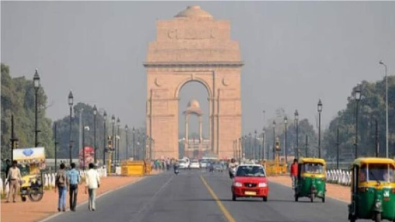 Delhi Weather News: दिल्ली में बारिश और तेज हवाओं से वायु गुणवत्ता में सुधार, GRAP-2 के प्रतिबंध हटाए गए