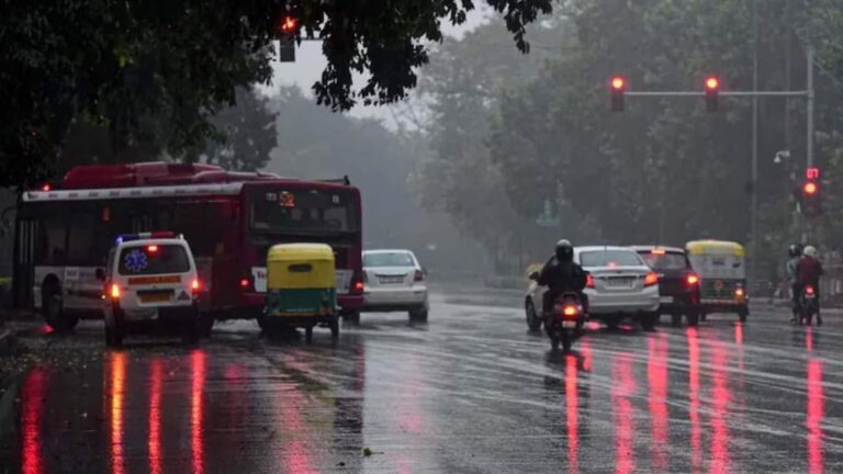 Delhi Weather Update: दिल्ली में 18 फरवरी को हल्की बौछारों के आसार, IMD ने जारी किया अलर्ट, जानें आज का AQI और वीकेंड वेदर अपडेट