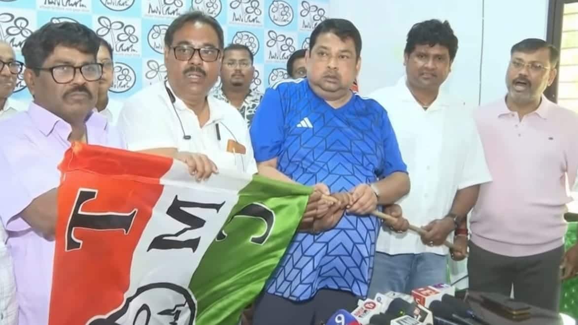 फिर बदली टीम! बंगाल चुनाव से पहले BJP छोड़ TMC में वापस लौटे फुटबॉलर दीपेंदु बिस्वास