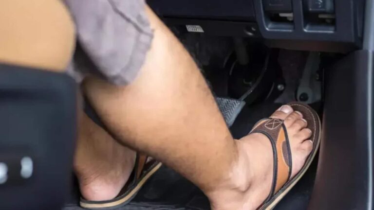 Driving in Slippers: भारत में चप्पल पहनकर कार चलाने पर कटेगा चालान? पढ़ें ट्रैफिक का ये नियम