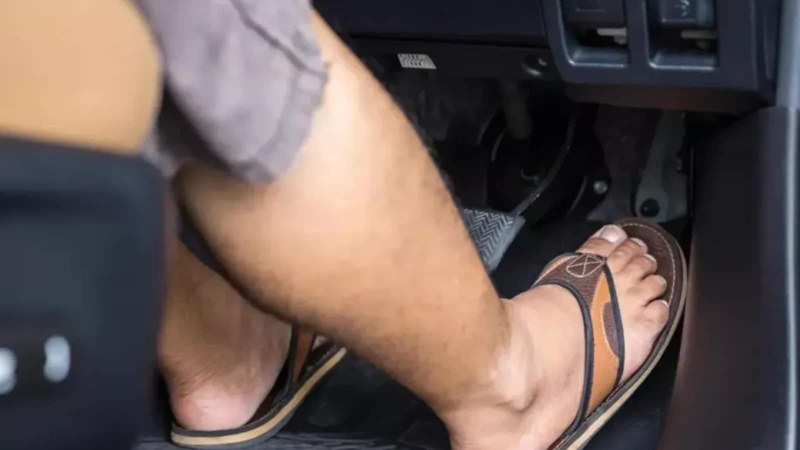 Driving in Slippers: भारत में चप्पल पहनकर कार चलाने पर कटेगा चालान? पढ़ें ट्रैफिक का ये नियम