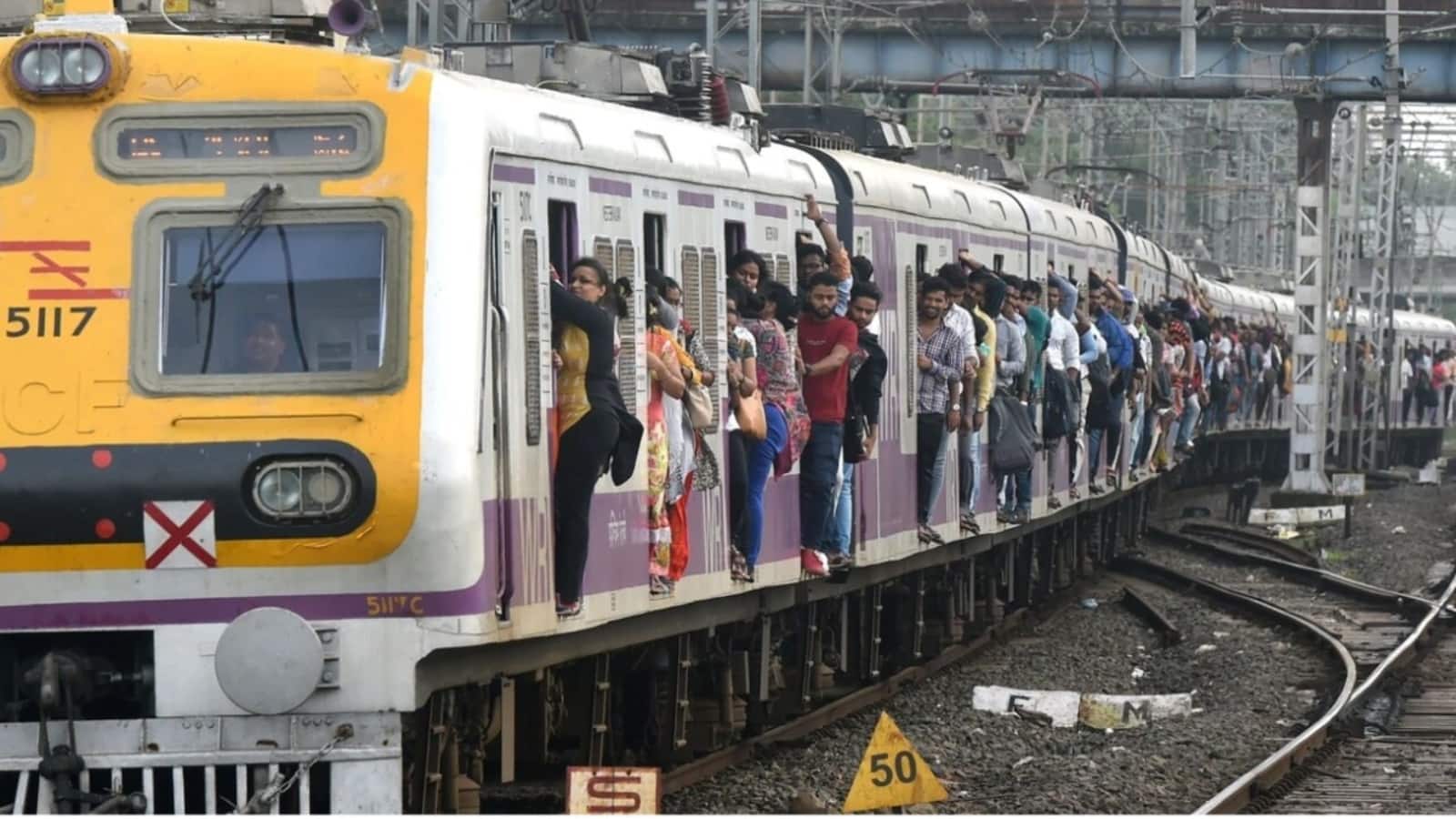 Mumbai Local Train News: 3 महीने तक बंद रहेंगी मुंबई की 88 लोकल ट्रेनें, लाखों यात्रियों की बढ़ेगी परेशानी, जानिए क्या है वजह?