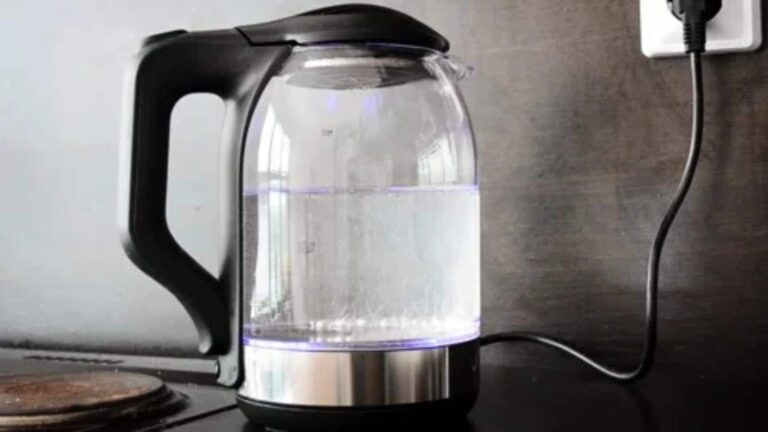 Electric Kettle Cleaning: इलेक्ट्रिक केतली की गंदगी कर सकती है नुकसान, सफाई का सही तरीका जानें