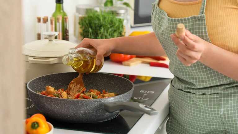 Cooking Tips: ढक्कन खोलते ही सब्जी में दिखे तेल की परत, अपनाएं ये आसान उपाय