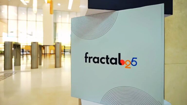 Fractal Analytics IPO: दूसरे दिन भी दिखी सुस्त रफ्तार, क्या आपको बोली लगानी चाहिए? एक्सपर्ट से जानिए