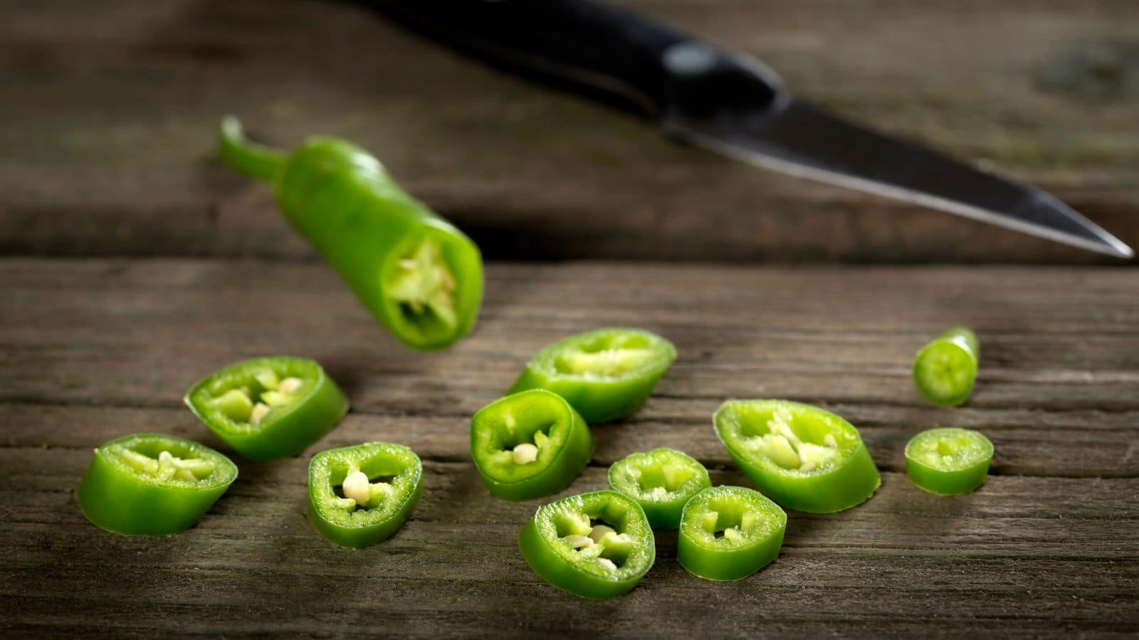 Kitchen tips: हरी मिर्च को महीनों तक रखना है फ्रेश, बस जान लें ये आसान तरीका