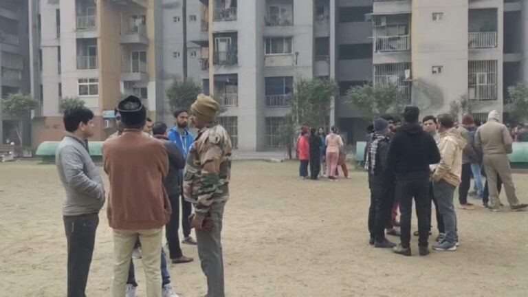 Ghaziabad Sisters Death: पिता पर ₹2 करोड़ का कर्ज, बेचा बेटियों का मोबाइल… फिर 9वीं मंजिल से कूद गईं 3 बहनें, गाजियाबाद केस में नए खुलासे