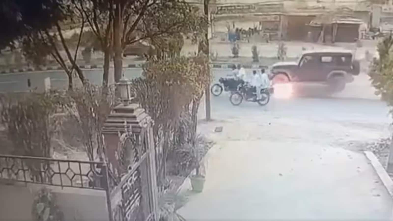 ग्रेटर नोएडा में ‘एक्शन मूवी’ जैसा सीन, बिना पेमेंट पेट्रोल पंप से भागी थार, हाईवे पर 7 किमी तक बाइक को घसीटा