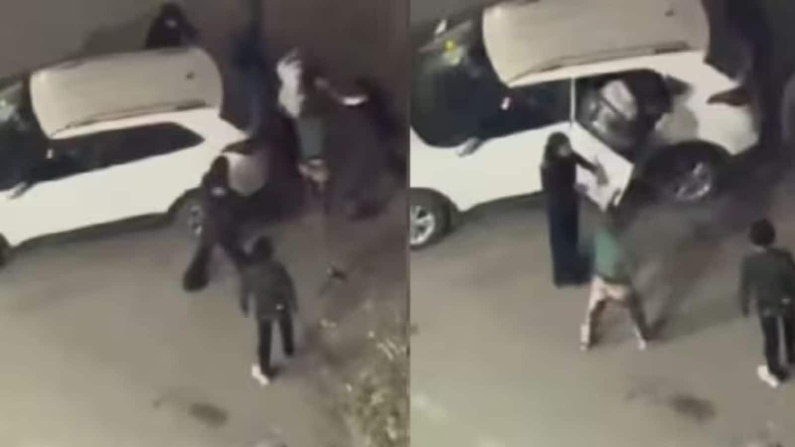 Greater Noida: कार का हॉर्न बजाने पर हुआ विवाद, अज्ञात हमलावरों ने युवक-युवती को बेसबॉल बैट से पीटा