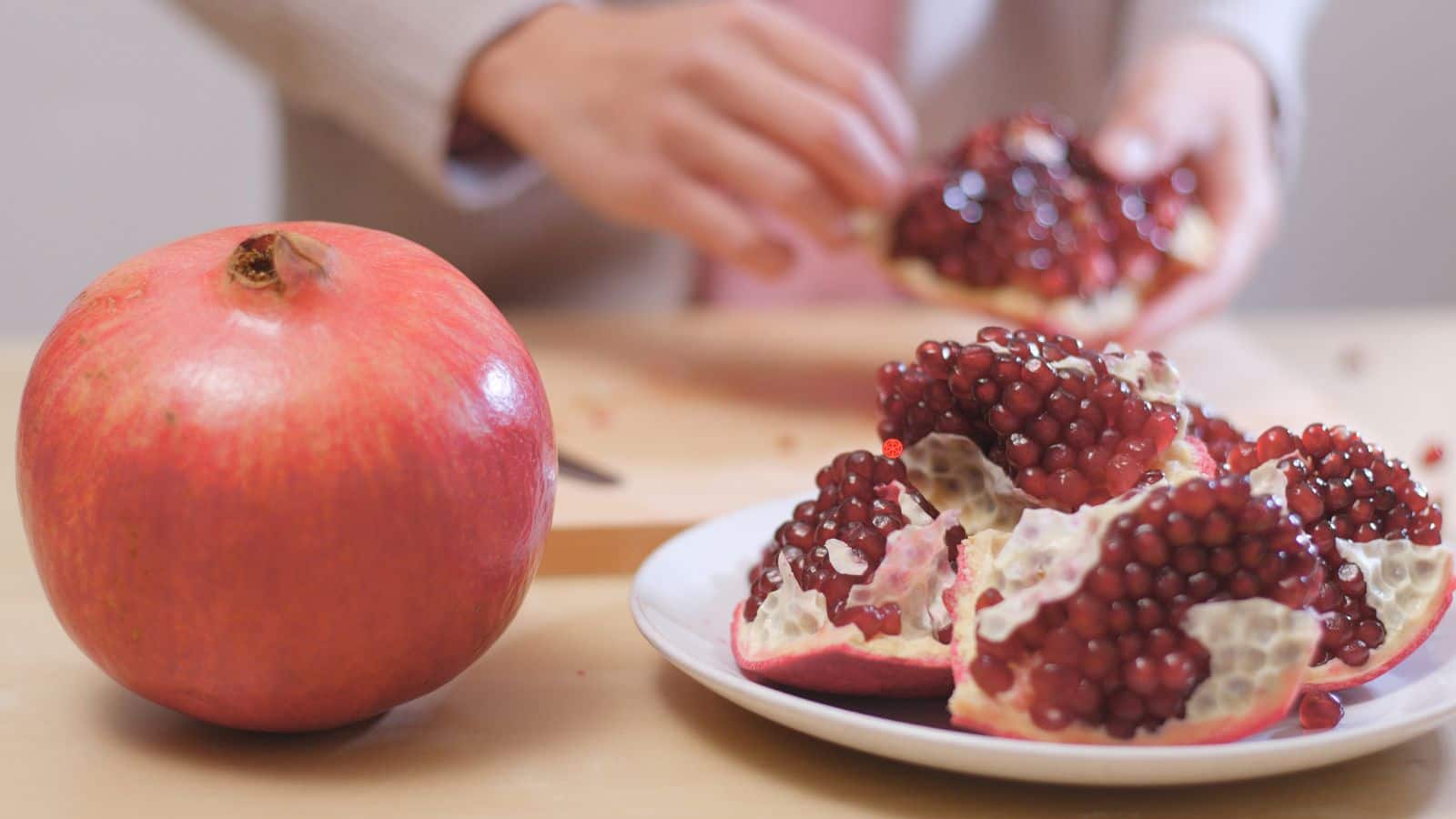 Hand Cleaning Tips: हरी सब्जियों और अनार के दाग से परेशान? नींबू-नमक से मिनटों में साफ होंगे हाथ