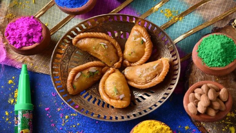 Holi Gujhiya Making Tips: इस स्मार्ट ट्रिक की मदद से एक बार में बन जाएंगी 7 गुझिया, बस ये दो चीजें आएंगी आपके काम