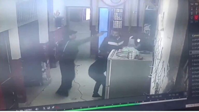 जम्मू में बड़ी सुरक्षा चूक! पुलिसवालों पर गोली चलाकर सुधार गृह से भागे 2 पाकिस्तानी समेत 3 बंदी, CCTV देख उड़ जाएंगे होश