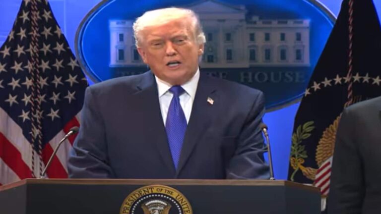 Donald Trump: 'सुप्रीम कोर्ट ने मुझे दे दीं भयानक शक्तियां', ट्रंप ने अदालत के टैरिफ वाले फैसले को बताया 'मूर्खतापूर्ण'