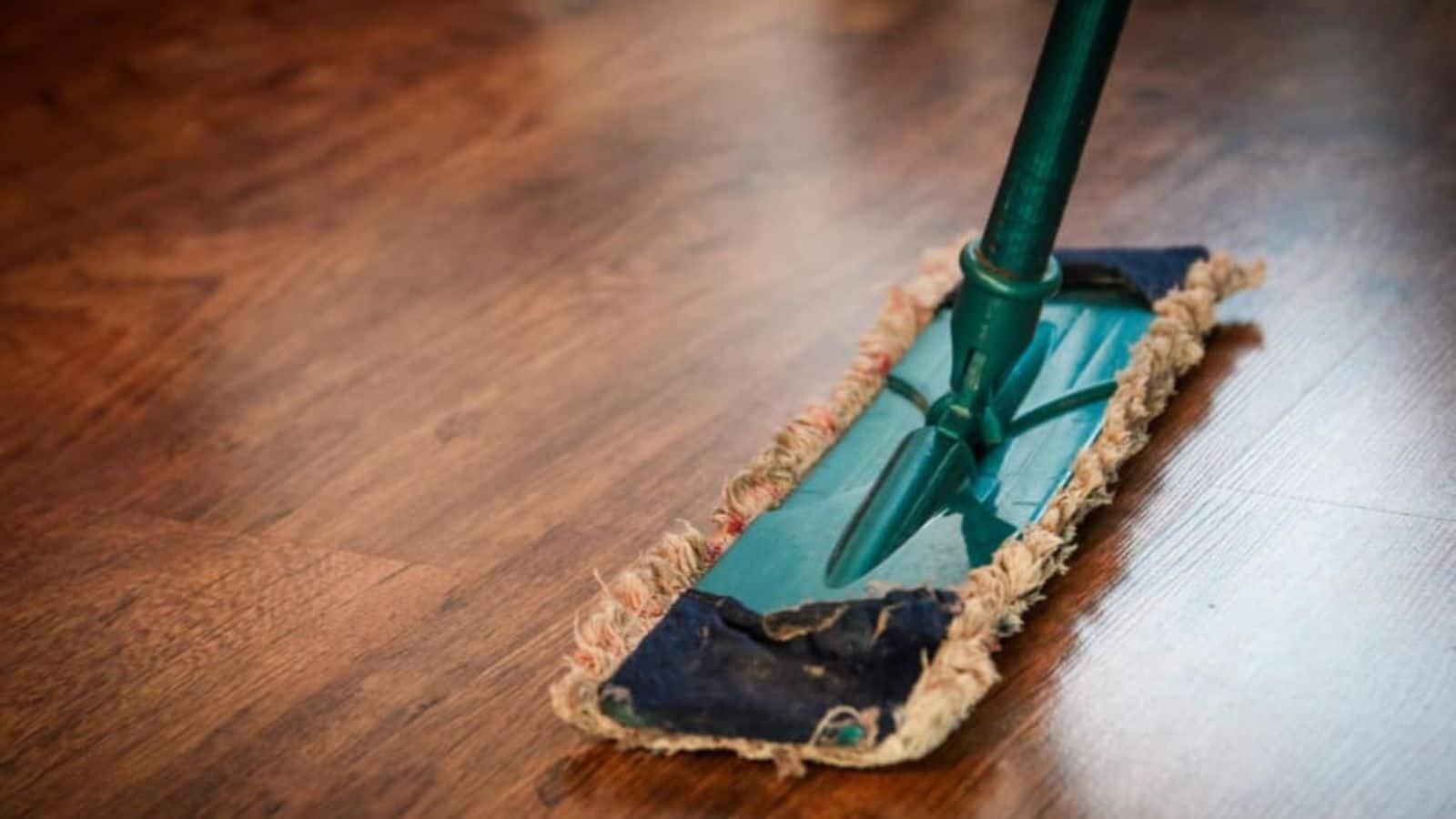 Floor cleaning tips: गंदा और चिपचिपा फर्श होगा गायब, बस पोछे के पानी में डालें ये 2 चीजें