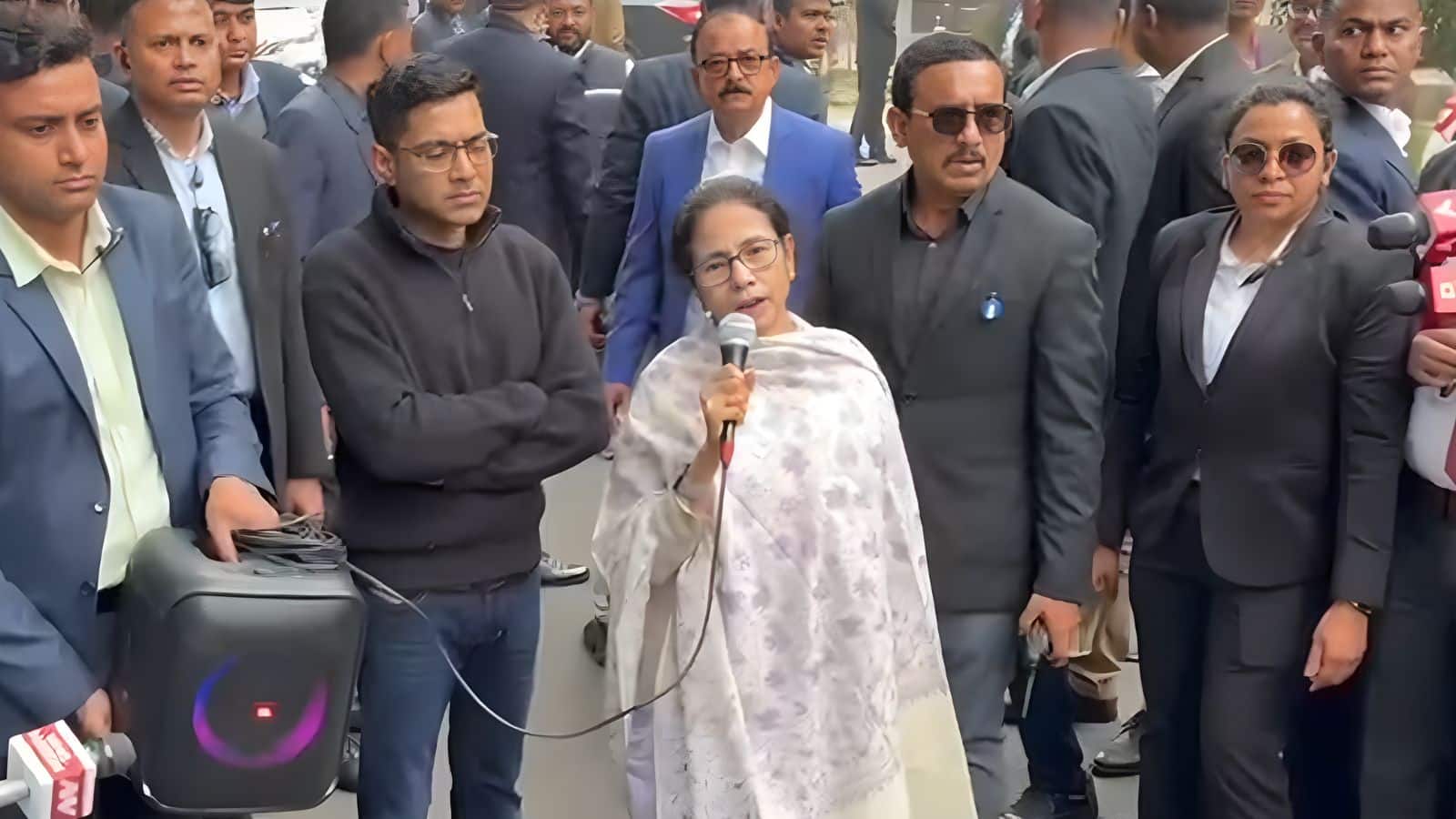 'दिल्ली में जमींदारी चल रही है' राजधानी में बंग भवन के बाहर ममता बनर्जी का हंगामा