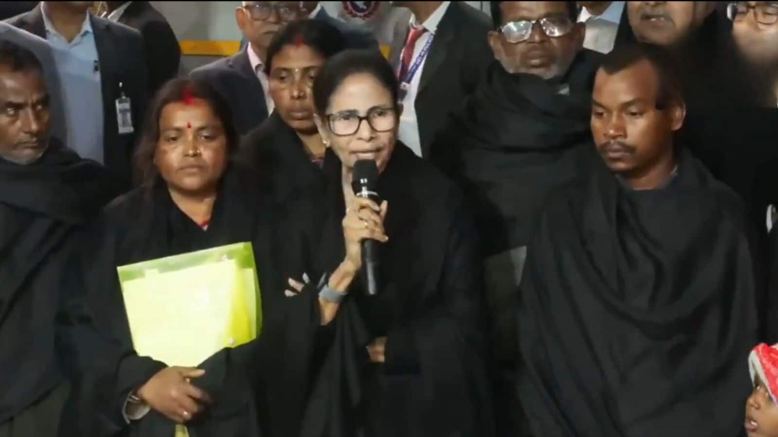 चुनाव आयोग के साथ बैठक बीच में छोड़ कर निकलीं ममता बनर्जी, EC सूत्रों ने TMC विधायकों के ‘अपमानजनक’ रवैये का लगाया आरोप