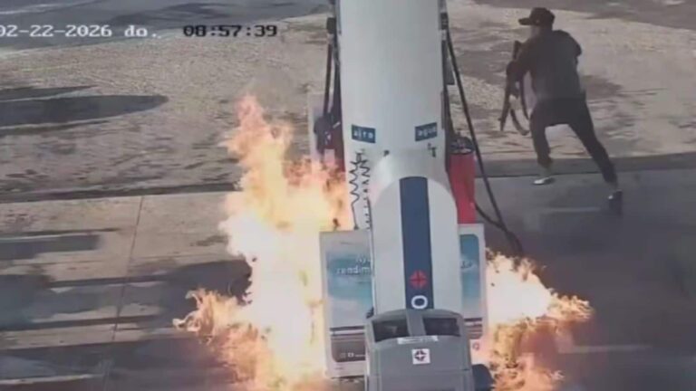 VIDEO: मैक्सिको में आतंक का तांडव, कार्टेल मेंबर्स ने गैस स्टेशन फूंका' ड्रग किंग 'एल मेंचो' की मौत के बाद भड़की हिंसा