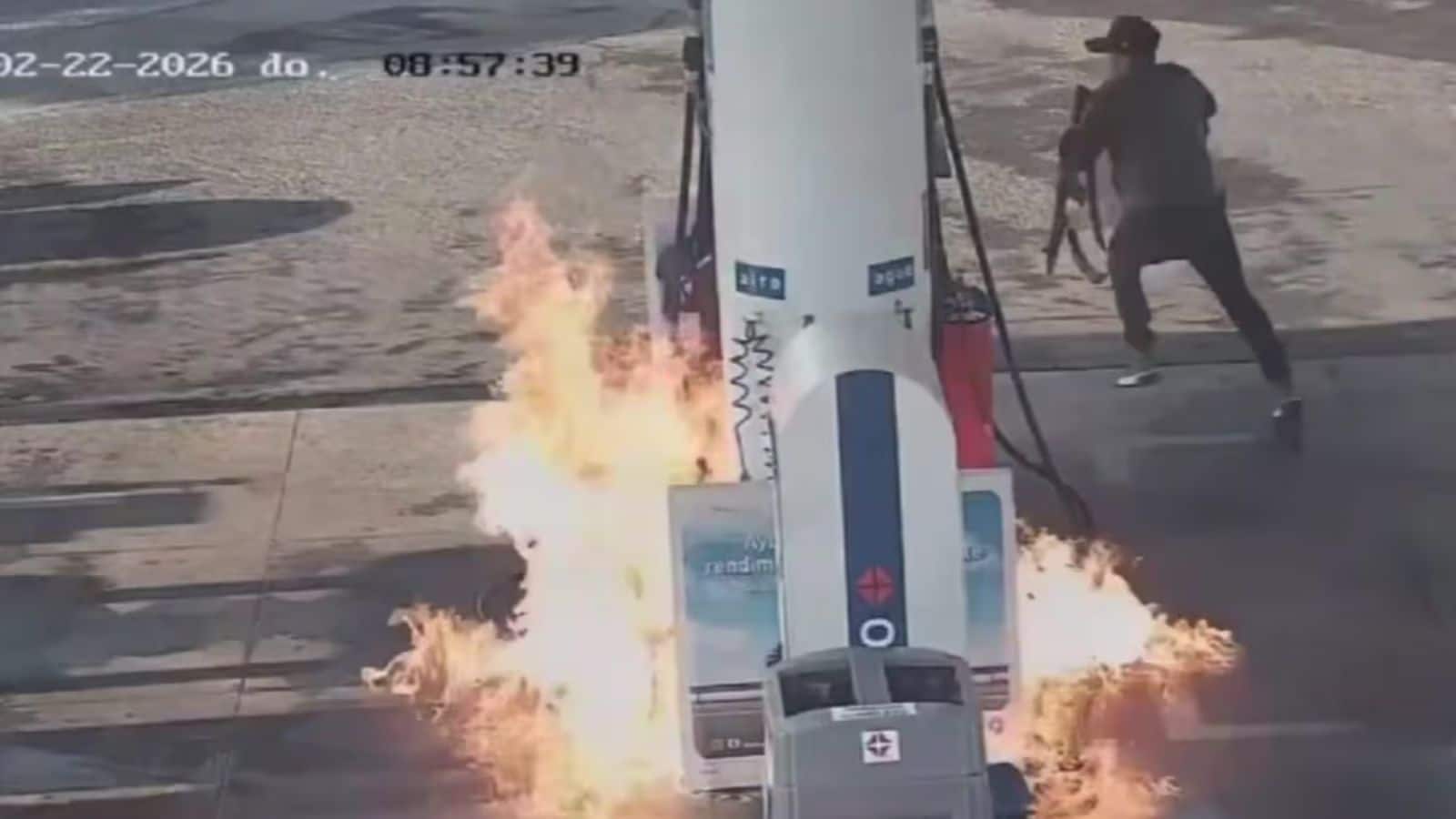 VIDEO: मैक्सिको में आतंक का तांडव, कार्टेल मेंबर्स ने गैस स्टेशन फूंका' ड्रग किंग 'एल मेंचो' की मौत के बाद भड़की हिंसा