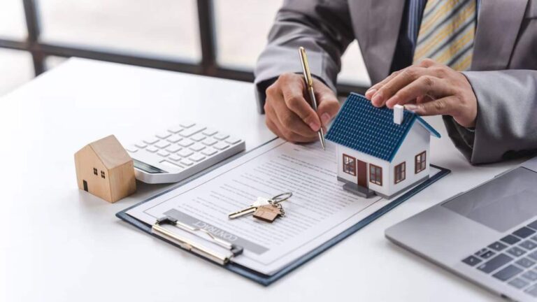 अगर होम लोन की एक EMI मिस हो जाए तो क्या होगा? नियम के साथ जानिए क्या पड़ता है इसका असर