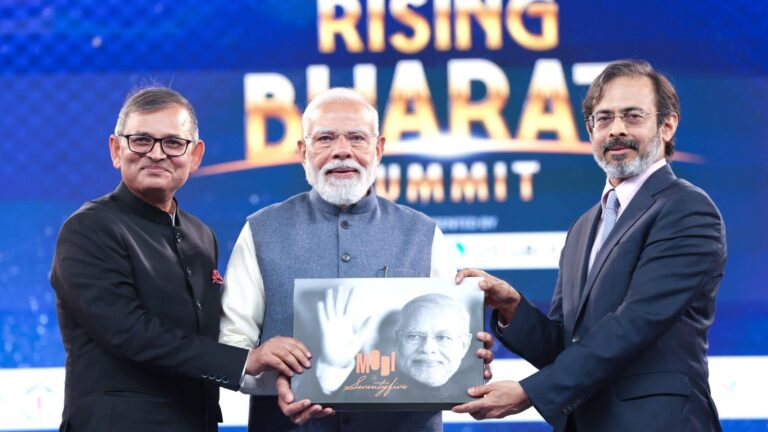 Modi at 75: नेटवर्क18 के Rising Bharat Summit में PM मोदी को भेंट की गई एक खास किताब