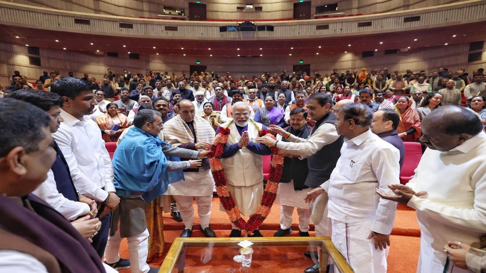 PM Modi: 'चुनावी जीत से कभी संतुष्ट नहीं होना चाहिए...'; पीएम मोदी ने NDA नेताओं को दिया सीक्रेट मंत्र