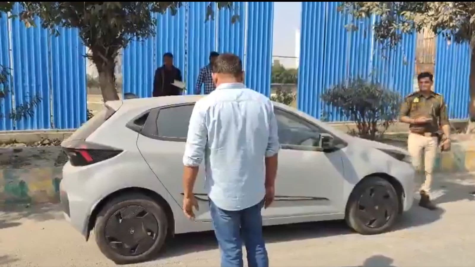 नोएडा में वैलेंटाइन डे पर खौफनाक वारदात! एक शख्स ने कार के अंदर महिला को गोली मारी, फिर खुद को भी गोली मार ली