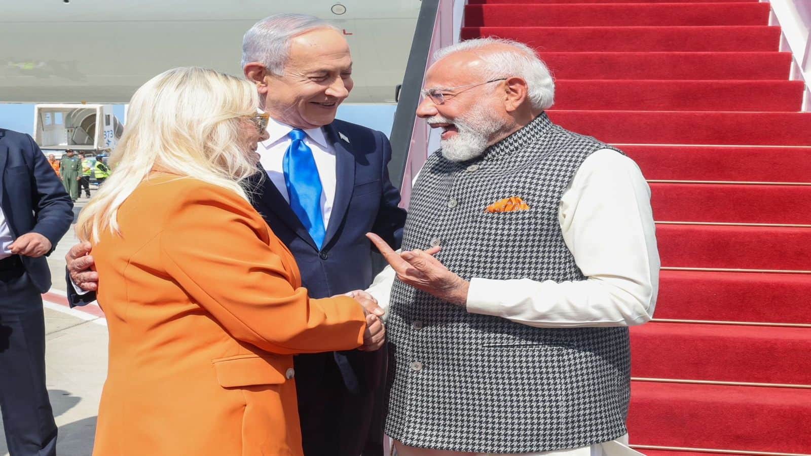 PM Modi Israel Visit: पीएम मोदी का इजरायल में ग्रैंड वेलकम! नेतन्याहू ने बताया 'ग्रेट लीडर', फर्स्ट लेडी के ड्रेस पर सभी की निगाहें