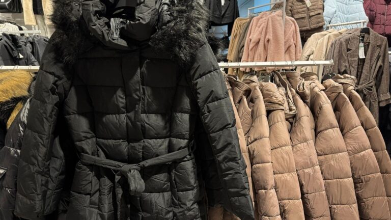 Puffer Jacket storage tips: टांगें या मोड़ें? पफर जैकेट रखने का सही तरीका जान लें