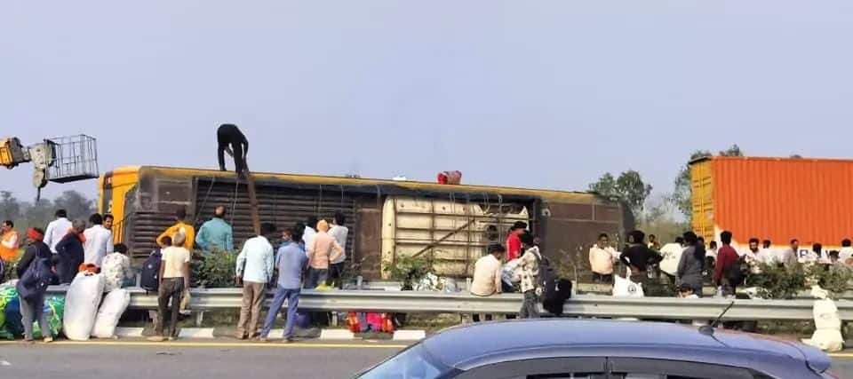 Purvanchal Expressway Accident: पूर्वांचल एक्सप्रेसवे पर भीषण हादसा, पलटी डबल डेकर बस... 5 लोगों की मौत