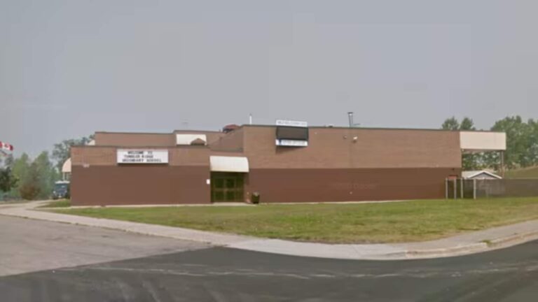 Canada School Shooting: ब्रिटिश कोलंबिया के टम्बलर रिज सेकेंडरी स्कूल में भीषण गोलीबारी, संदिग्ध समेत 10 की मौत, 25 घायल