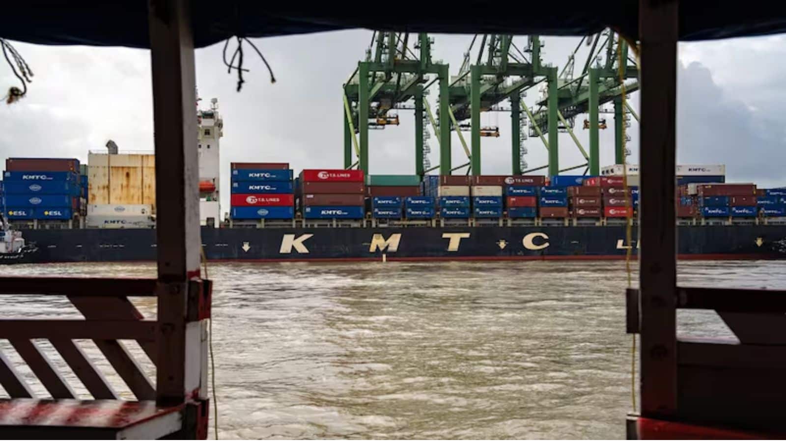 Russian Crude Oil: रूसी तेल खरीद पर सस्पेंस बरकरार, ट्रंप के टैरिफ हटाने के बाद भारत ने 'ऊर्जा सुरक्षा' को बताया सर्वोच्च प्राथमिकता