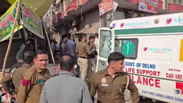 Delhi Murder: समयपुर बादली में मां और तीन बच्चों की गला रेतकर हत्या, पति फरार, जांच में जुटी पुलिस