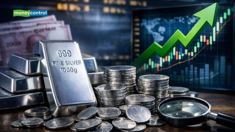 Silver Price Today: 46% की गिरावट के बाद MCX पर चांदी 6% उछलकर अपर सर्किट पर पहुंची, क्या इंडिया-US डील से आ सकती है लगातार रैली