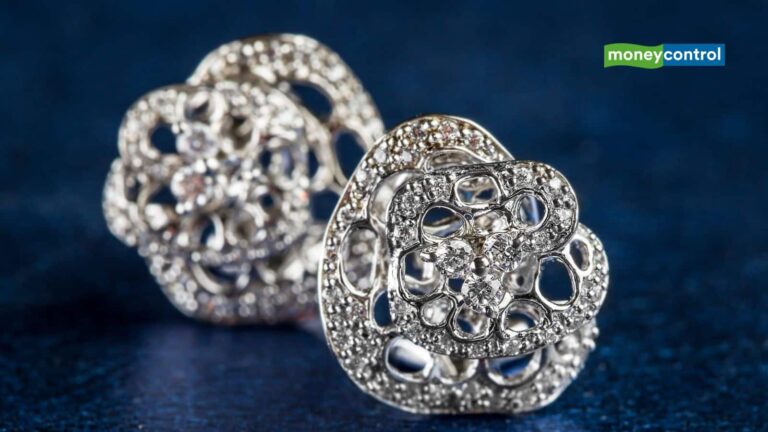 Silver Price: चांदी में तेजी के बाद बड़ा उतार-चढ़ाव, अब क्या हो निवेशकों की रणनीति; SAMCO के अपूर्व सेठ ने दिया जवाब