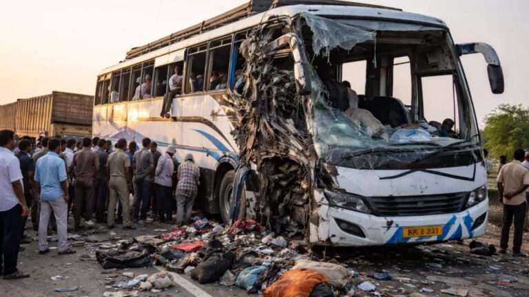 Rajasthan Bus Accident: बाड़मेर-जोधपुर हाईवे पर ट्रेलर से टकराई स्लीपर बस, 6 यात्रियों की मौत; कई घायल