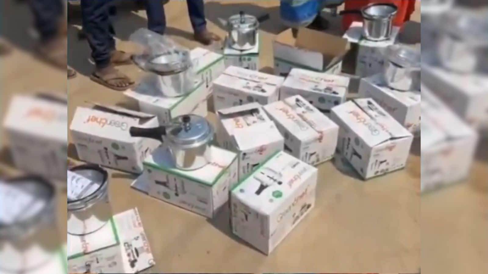 चुनाव से पहले कांग्रेस नेता ने जनता को बांटे पैसे और प्रेशर कुकर, हार के डर से बाद में वापस लिए!