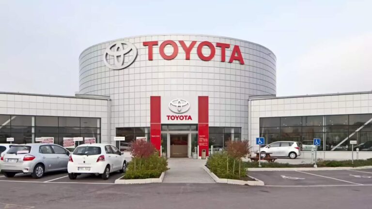 Toyota Kirloskar Motor: टोयोटा ने जनवरी 2026 में बेची 33,880 यूनिट्स, दर्ज की 15% की सालाना वृद्धि