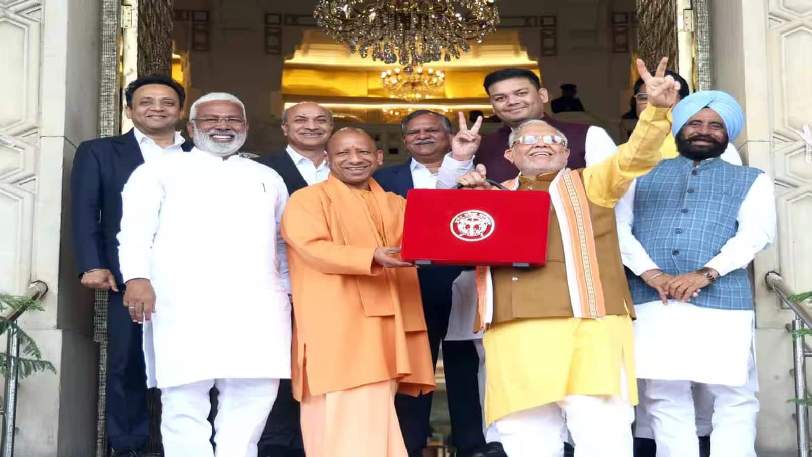 UP Budget: पाकिस्तान से डेढ़ गुना बड़ा होगा योगी सरकार का 'पिटारा'! ₹9.5 लाख करोड़ के बजट में हो सकते हैं ये बड़े ऐलान