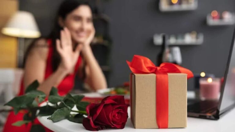 Valentine’s Day Gift Ideas 2026: पार्टनर को दें ये शानदार गिफ्ट और बनाएं दिन और भी रोमांटिक