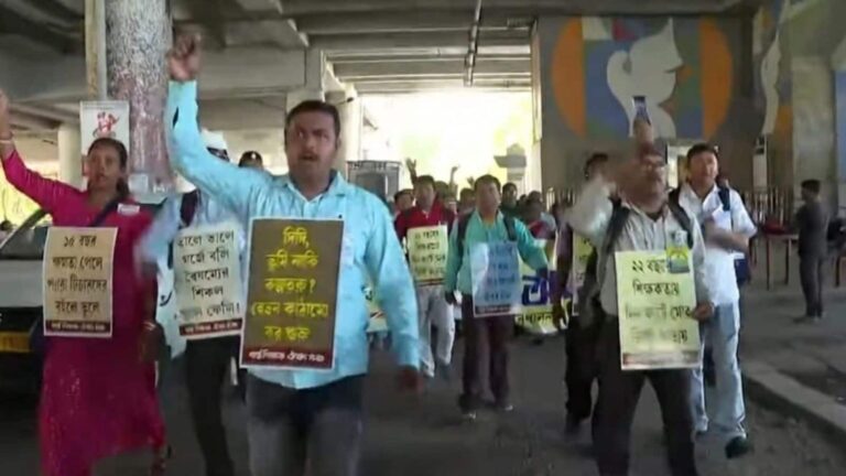 बंगाल चुनाव से पहले अस्थायी शिक्षकों का बड़ा आंदोलन, सैलरी बढ़ाने की मांग को लेकर सड़क पर उतरे शिक्षक!