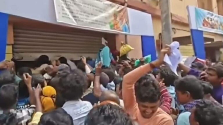 पश्चिम बंगाल 'युवा साथी' फॉर्म जमा करने को लेकर मची अफरा-तफरी! BDO ऑफिस में पहुंची हजारों की भीड़