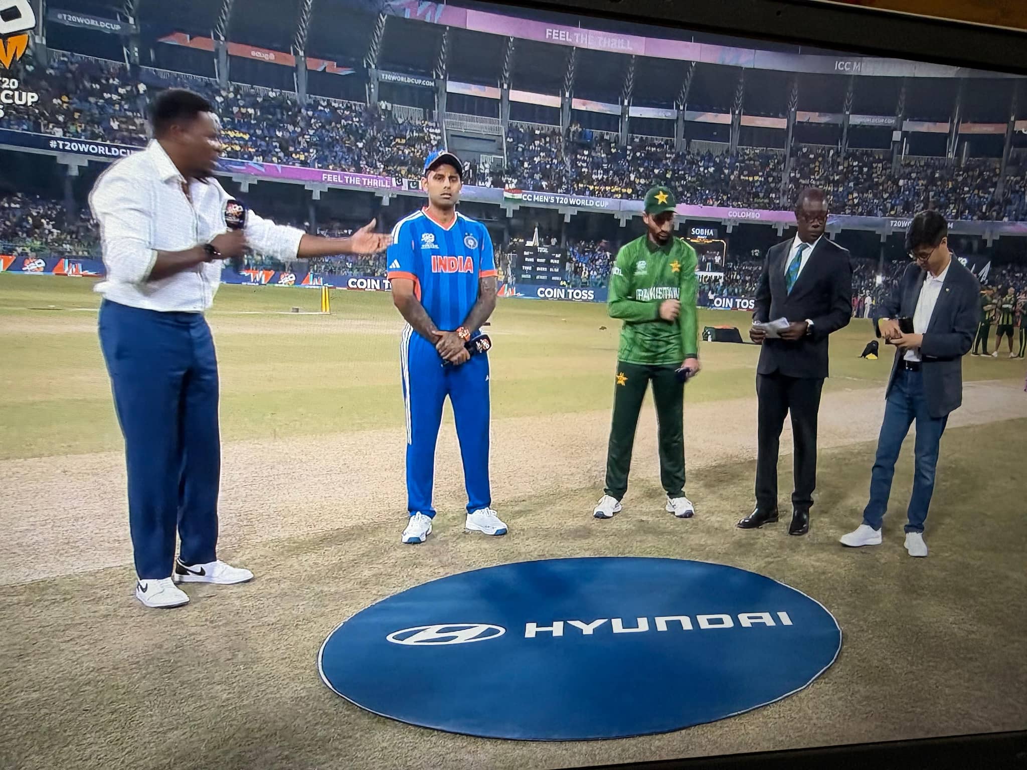 IND vs PAK : सूर्यकुमार यादव ने नहीं मिलाया पाकिस्तान के कप्तान से हाथ, टॉस में दिखा ऐसा नजारा