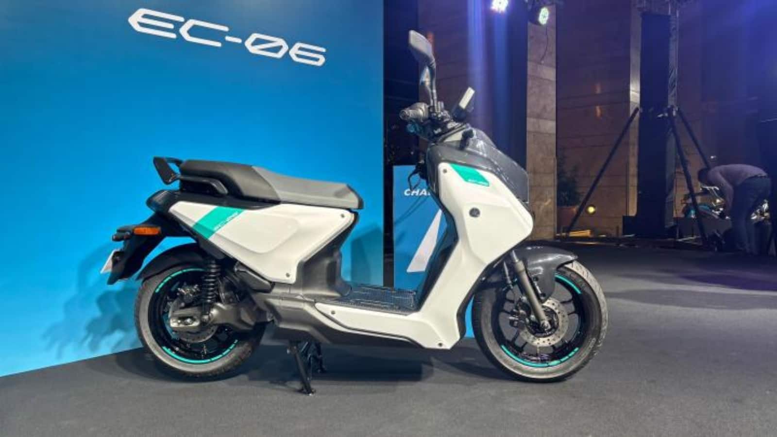 Yamaha EC-06: Yamaha का पहला इलेक्ट्रिक स्कूटर EC-06 लॉन्च, कीमत ₹1.67 लाख, जानें फीचर्स और रेंज