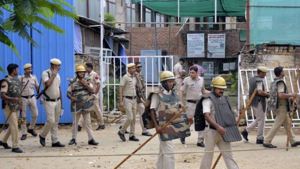 Amroha: अमरोहा में माहौल बिगाड़ने की कोशिश, कांवड़ियों पर किया पथराव; इमरान, शानू और अदनान गिरफ्तार